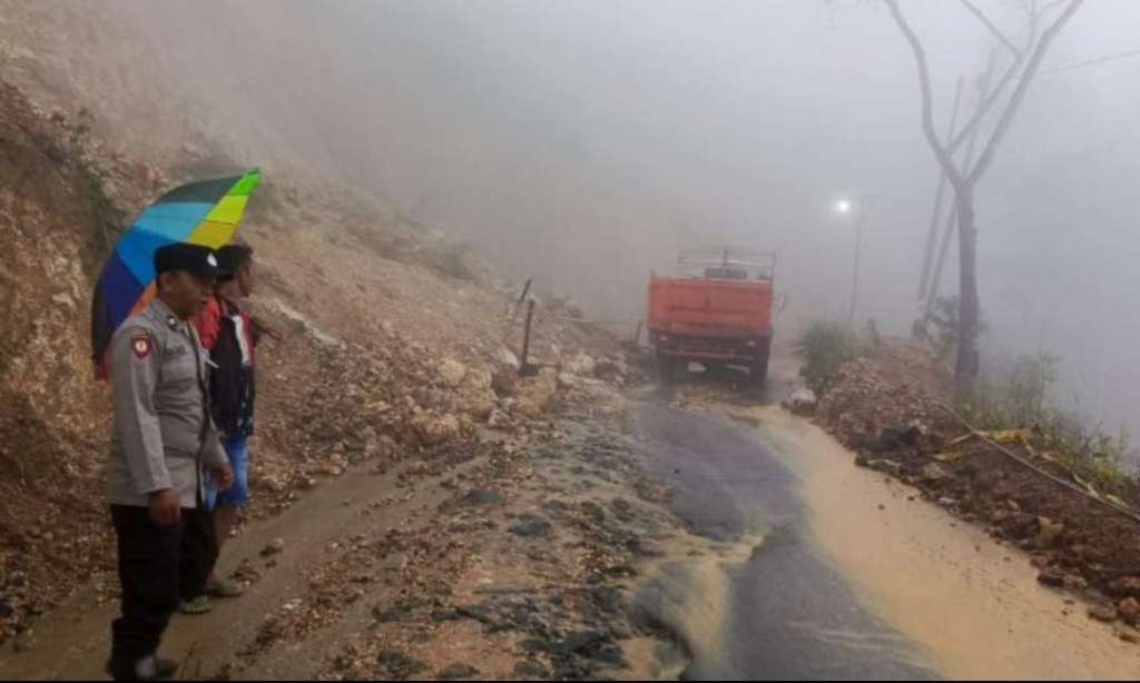 Jalur Bandar-Jeruk Pacitan Tertutup Longsor dan Hujan Intensitas&nbsp;Tinggi