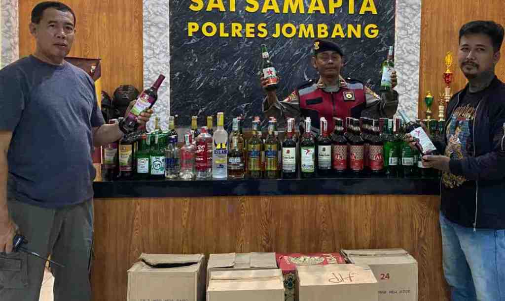 Polisi Gerebek Rumah Penyimpanan Miras di Jombang, Lihat Tuh&nbsp;Hasilnya