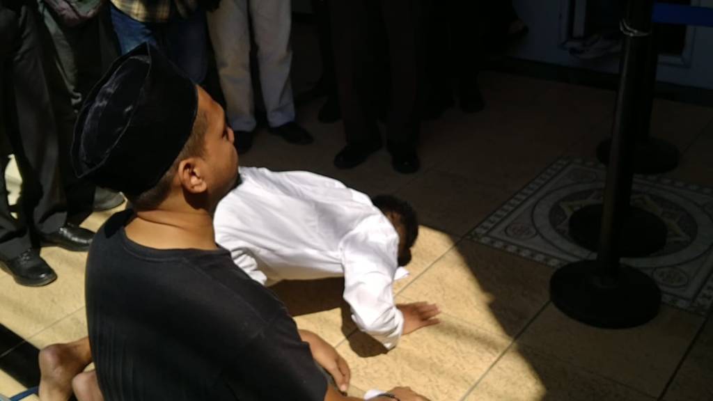 Dua Napiter Bebas dari Bui, Langsung Sujud Syukur Depan Lapas&nbsp;Kediri