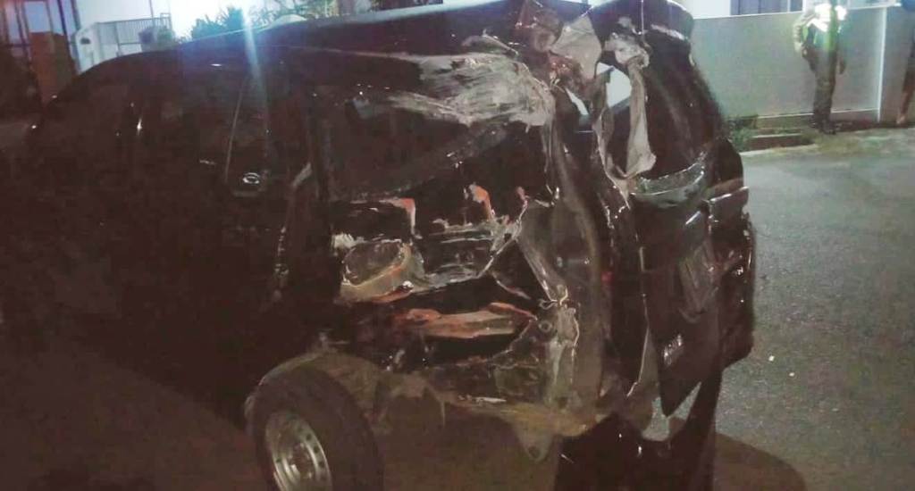 Mobil Sigra Ringsek Ditabrak KA Kertanegara di Blitar, Pengemudi Selamat dari&nbsp;Maut
