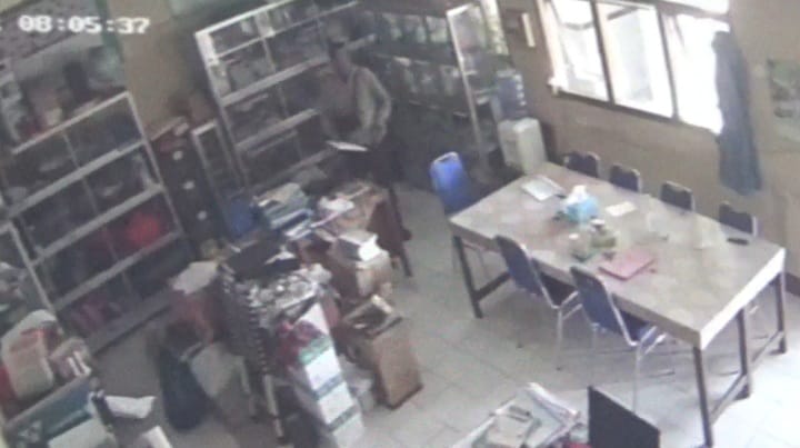 Sekolah di Jombang Kemalingan, Laptop dan Uang Disikat&nbsp;Pencuri