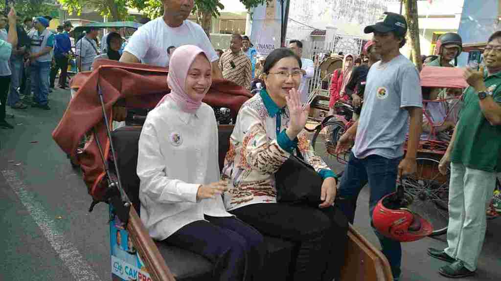 Tasyakuran Posko, Vinanda Naik Becak Sapa Warga Kota Kediri dan Berbagi&nbsp;Sembako