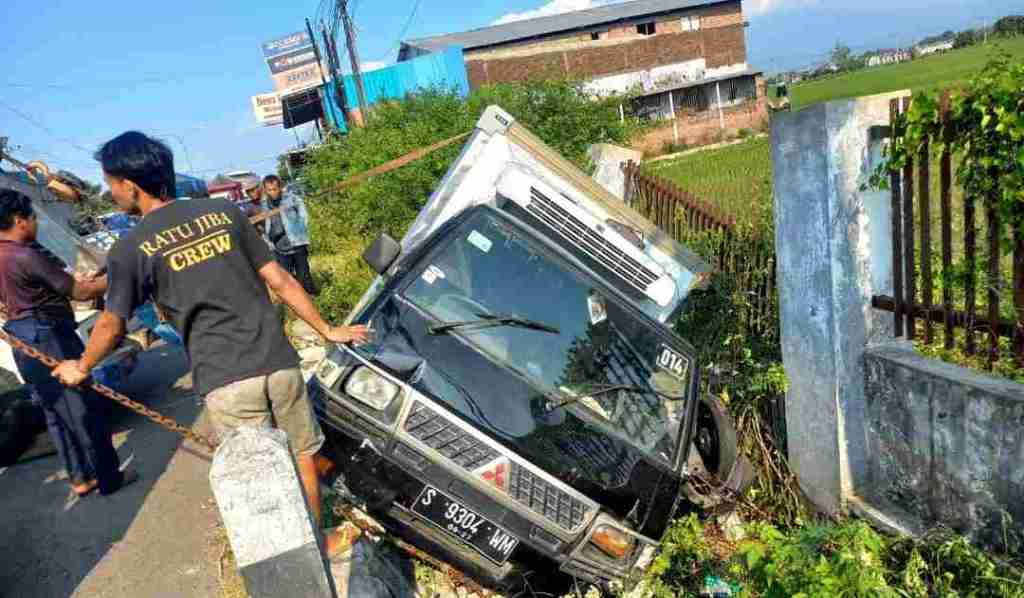 Mobil Boks Masuk Sungai Timpa Motor di Jombang, Nyawa Penagih Utang&nbsp;Selamat