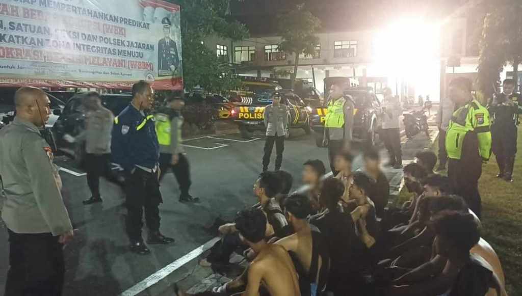 Pesta Miras Belasan Anggota Perguruan Silat di Gudang Kargo Jombang&nbsp;Terbongkar