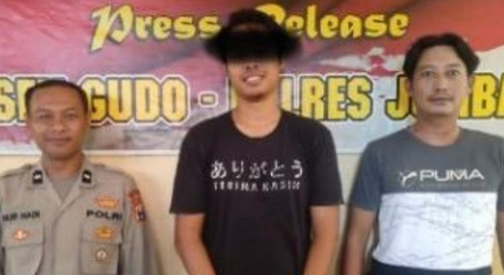 Pencuri Laptop dan Proyektor di Jombang Senyam-senyum Difoto Polisi, Tuh&nbsp;Lihat