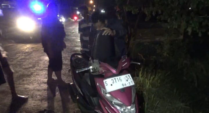 Ini Motor Siapa? Dini Hari Ditemukan Menyala di Sungai Areal Sawah&nbsp;Jombang