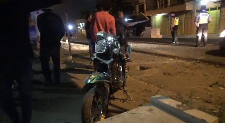 Tragis! Pengendara Motor CB Terkapar di Jalan Raya Jombang –&nbsp;Kediri