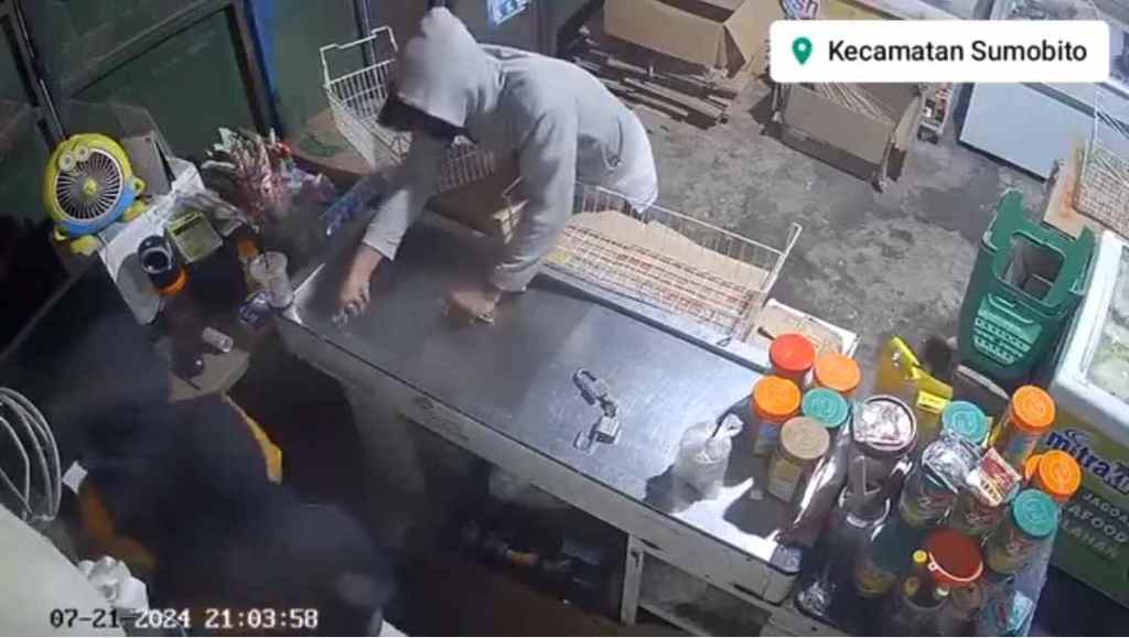 Perampokan Toko di Jombang Viral, Pelaku Todongkan Pisau ke&nbsp;Karyawan
