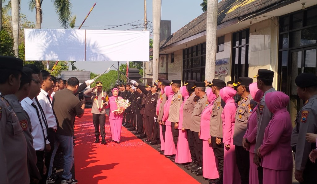 AKBP Siswantoro Disambut dengan Upacara Pedang Pora di Polres&nbsp;Nganjuk