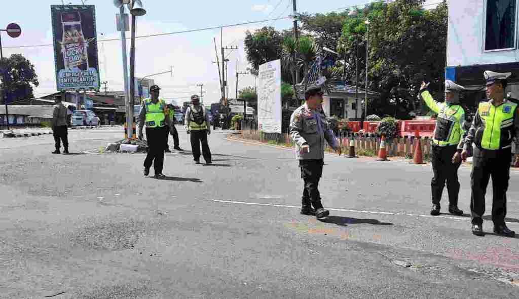 Suran Agung, Polisi Lakukan Penyekatan di Perbatasan Kediri-Kertosono