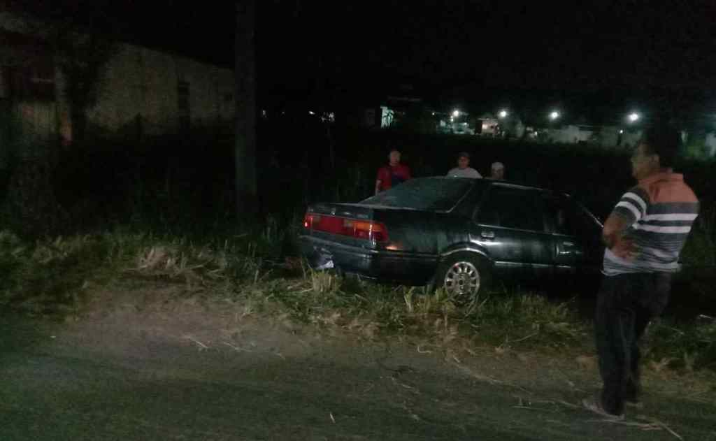 Mobil Sedan Tabrak Warung, Motor, Tiang Listrik Berakhir di Sawah Jombang, Sopir&nbsp;Mabuk?