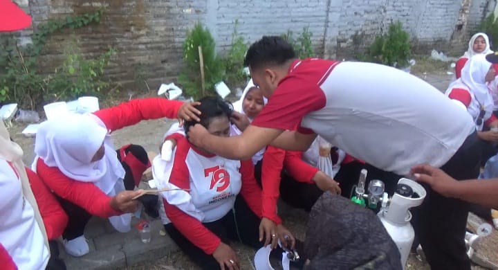 Panas Menyengat, Puluhan Peserta Gerak Jalan HUT RI Tingkat Kecamatan di Jombang&nbsp;Pingsan