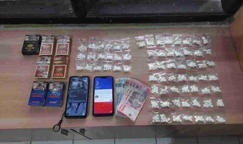 Dini Hari Pemuda Duduk di Depan SDN Tambar Jombang, Polisi Curiga,&nbsp;Terjadilah