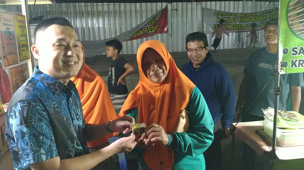 Aksi Peduli Pengusaha Ronny Siswanto Kepada PKL Alun-alun Kediri Patut Dicontoh, Seperti&nbsp;Ini