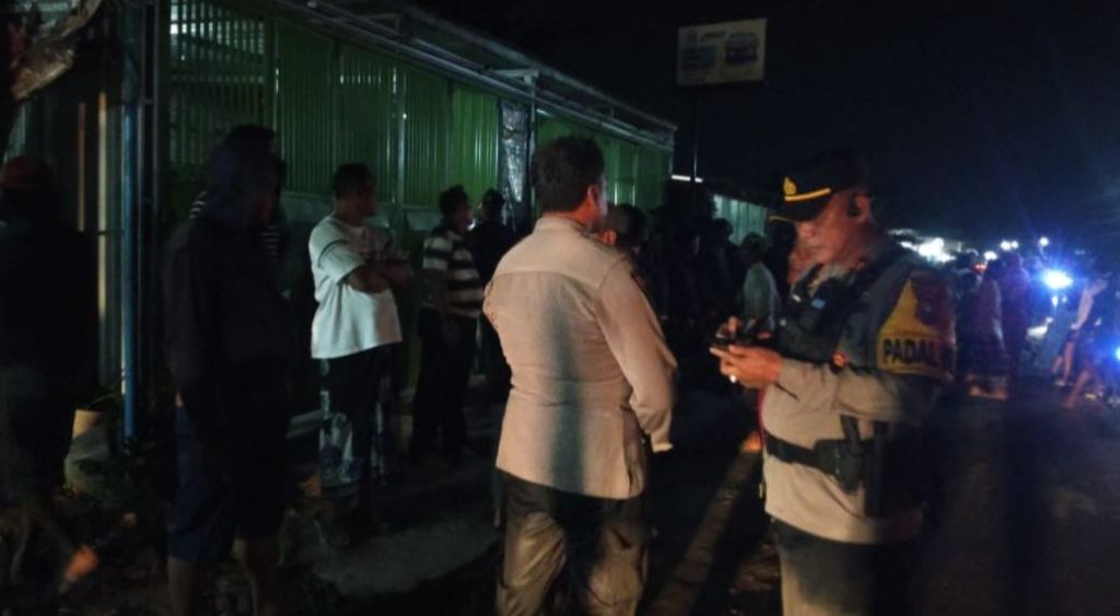 Warga Jombang Ramai-ramai Geruduk Warung Miras Sediakan Perempuan&nbsp;Seksi