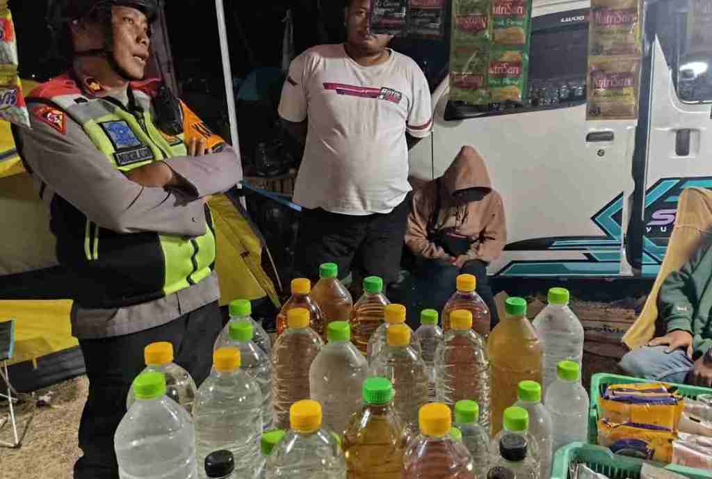 Puluhan Botol Miras Arak Dijual Terbuka di Lapak Kediri Scooter Festival&nbsp;2024