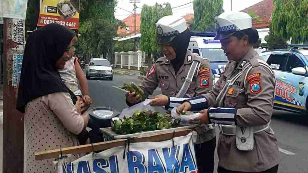 Aksi Simpatik Polisi Jombang, Borong Makanan PKL Lalu Dibagikan ke&nbsp;Pemulung