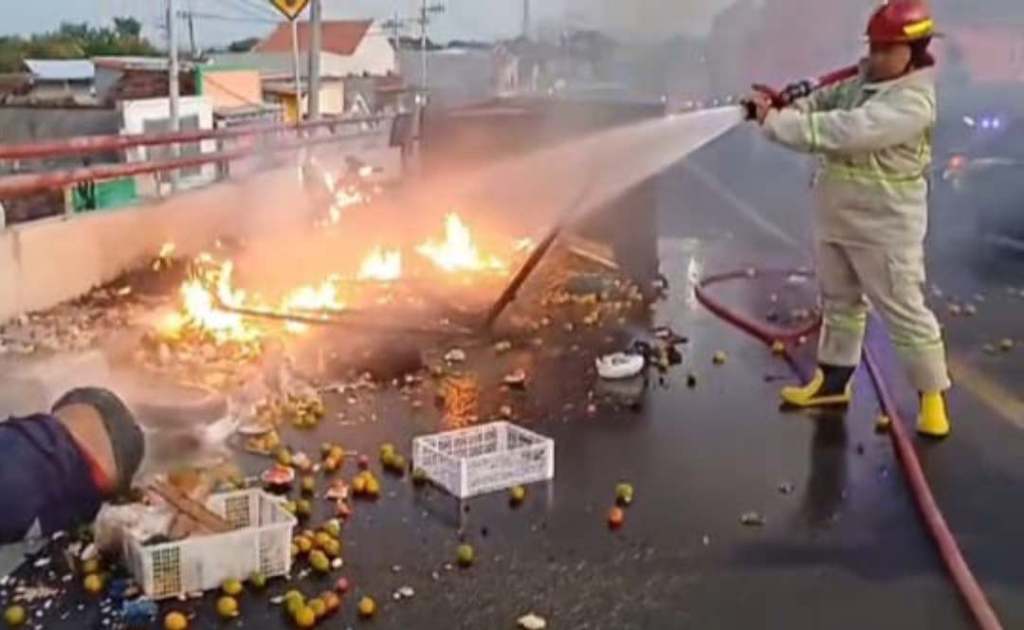 Kecelakaan Beruntun 3 Kendaraan di Jombang, Motor Roda Tiga Terbakar 1 Orang&nbsp;Tewas