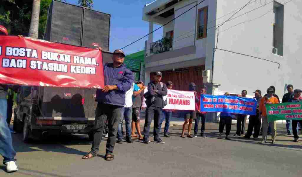 Paguyuban BOSTA Demo Penataan kawasan Stasiun&nbsp;Kediri