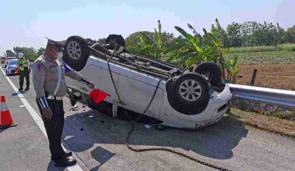 Mobil Avanza Tujuan Madiun Terbalik di Tol Jombang, 8 Orang Asal Surabaya&nbsp;Luka-luka